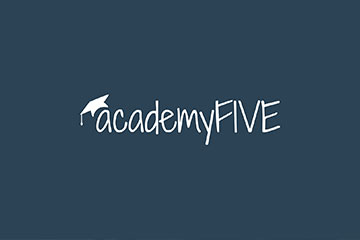 Logo von academyFIVE auf dunkelblauen Hintergrund.